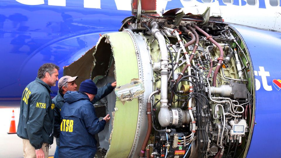 Triebwerksexplosion: Ermittler des Transportation Safety Board, einer US-Verkehrsbehörde, untersuchen die zerstörte Turbine der Boeing 737 Ermittler des Transportation Safety Board, einer US-Verkehrsbehörde, untersuchen die zerstörte Turbine der Boeing 737