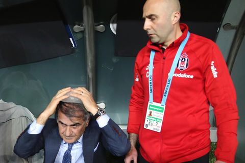 Senol Günes, Trainer von Besiktas, sitzt mit einem Eisbeutel auf der Bank
