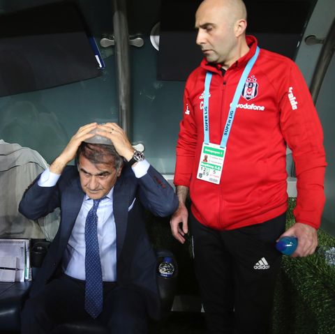 Senol Günes, Trainer von Besiktas, sitzt mit einem Eisbeutel auf der Bank