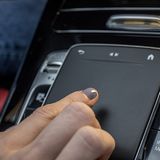 Das große Touchpad in der Mitte hilft bei der Bedienung