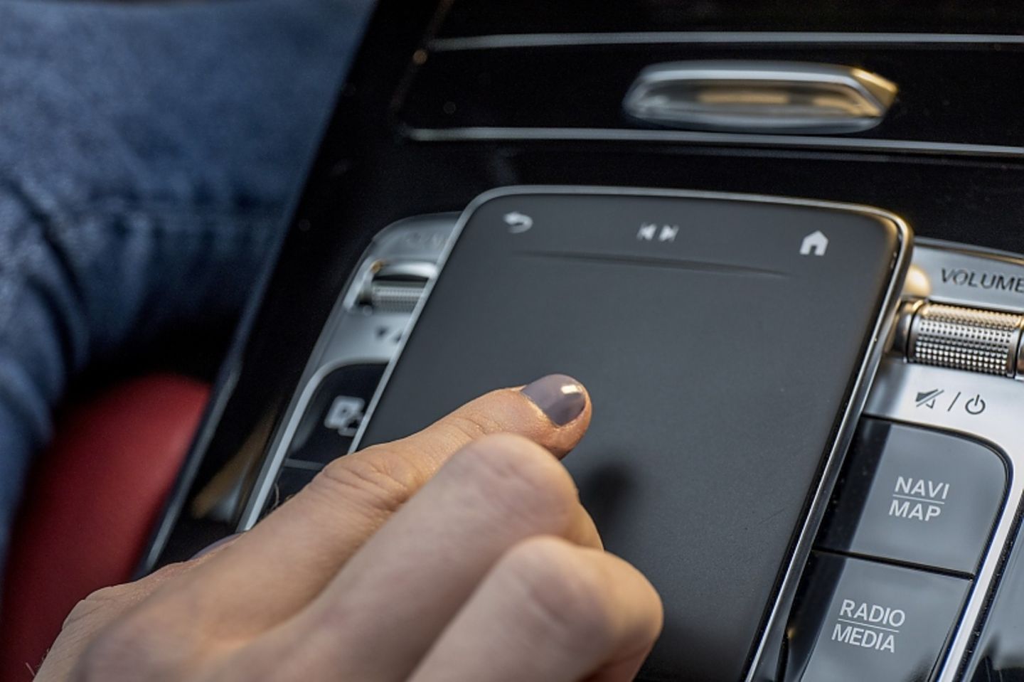Das große Touchpad in der Mitte hilft bei der Bedienung