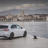 Der doppelflutige Auspuff suggeriert Sportlichkeit