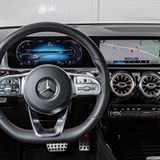 Der Arbeitsplatz des Piloten mit den zwei Monitoren