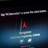 Die Initialisierung der Spracheingabe erinnert an Apples Siri