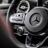 Alternativ zur Spracheingabe stehen auch Knöpfe und die kleinen Touchpads am Lenkrad zur Verfügung