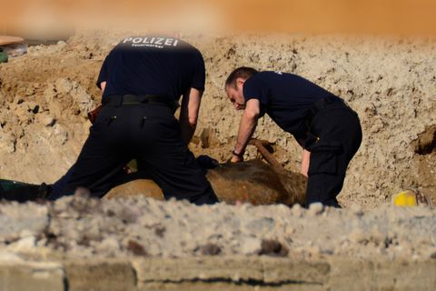 Experten der Polizei bereiten die Bombe für die Entschärfung vor.