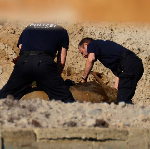 Experten der Polizei bereiten die Bombe für die Entschärfung vor.