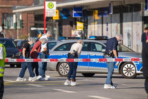 Beamten suchen den Tatort in Hamburg Wandsbek nach Spuren ab
