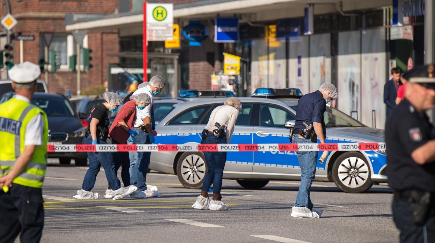 Beamten suchen den Tatort in Hamburg Wandsbek nach Spuren ab