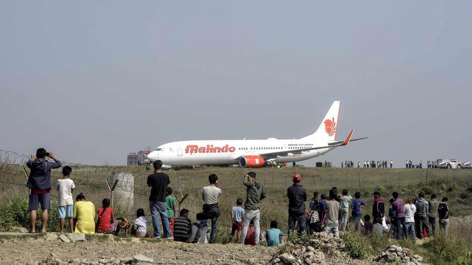 Schaulustige beobachten die Bergung der Boeing 737 am Airport von Kathmandu.