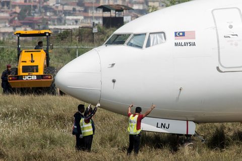 Die Boeing 737 von Malindo Air kam bei einem Startabbruch am Airport von Kathmandu erst hinter dem Pistenende zum Stehen.