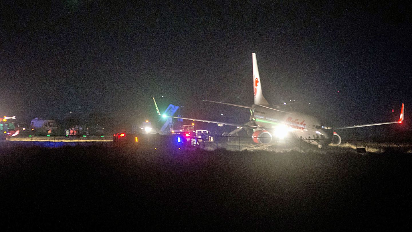 Die Boeing 737 von Malindo Air kam bei einem Startabbruch am Airport von Kathmandu erst hinter dem Pistenende zum Stehen.