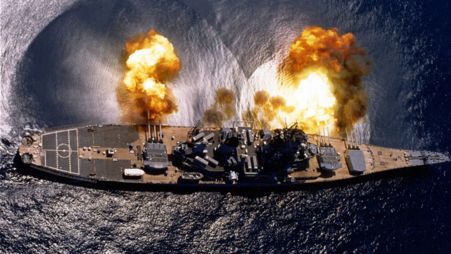 USS Iowa: Für die Kamera feuert das Schlachtschiff eine Breitseite ab. Für die Kamera feuert das Schlachtschiff eine Breitseite ab.