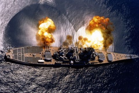 Für die Kamera feuert das Schlachtschiff eine Breitseite ab.