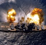 Für die Kamera feuert das Schlachtschiff eine Breitseite ab.