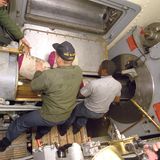 So eng arbeiten die Lader an einem Rohr.