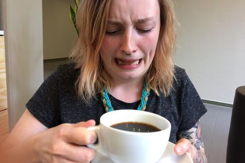 Die Autorin verzieht ihr Gesicht, als sie den ersten Schluck Kaffee trinkt