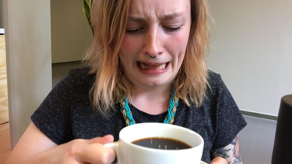 Die Autorin verzieht ihr Gesicht, als sie den ersten Schluck Kaffee trinkt