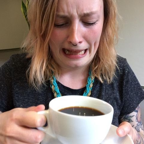 Die Autorin verzieht ihr Gesicht, als sie den ersten Schluck Kaffee trinkt