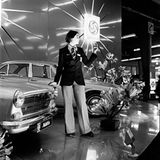 Der Austin von 1972 ist als Aufreißerkiste für Playboys zu bieder. Vielleicht klappt es ja bei den kessen Damen im Anzug?