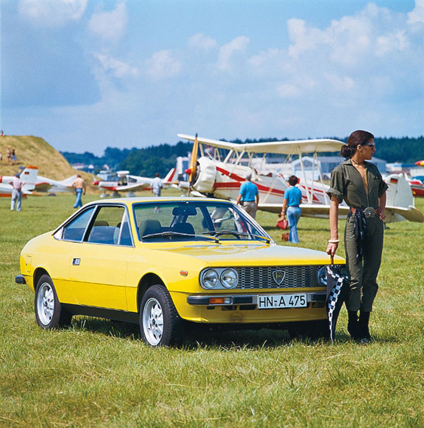 Bei diesem verschärften Modell handelt es sich um das Lancia Beta Coupé von 1972. Die Frau im Overall brauchte keinen Galan, den sie anschmachten konnte. Sie bewies während der Fotoaufnahmen, dass sie den Wagen mit sauberen Drifts, Powerslides und Tempo sehr gut alleine fahren konnte.