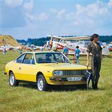 Bei diesem verschärften Modell handelt es sich um das Lancia Beta Coupé von 1972. Die Frau im Overall brauchte keinen Galan, den sie anschmachten konnte. Sie bewies während der Fotoaufnahmen, dass sie den Wagen mit sauberen Drifts, Powerslides und Tempo sehr gut alleine fahren konnte.