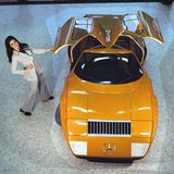 Katharina und der Mercedes C111. Der Wagen sollte am nächsten Tag in die USA verschifft werden. Katharina posiert im "kleinen Gestreiften" für den "Wagen ohne Zukunft" mitten in der Nacht im Mercedes Werk.