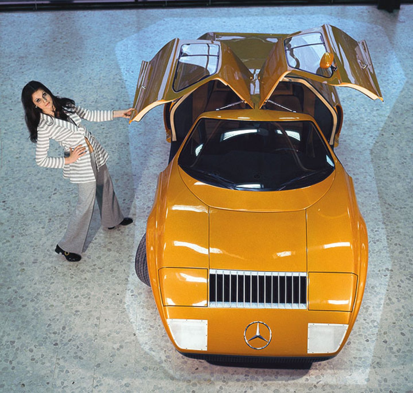 Katharina und der Mercedes C111. Der Wagen sollte am nächsten Tag in die USA verschifft werden. Katharina posiert im "kleinen Gestreiften" für den "Wagen ohne Zukunft" mitten in der Nacht im Mercedes Werk.