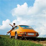 Der Porsche 911 hat die Dame im Dirndl überzeugt.