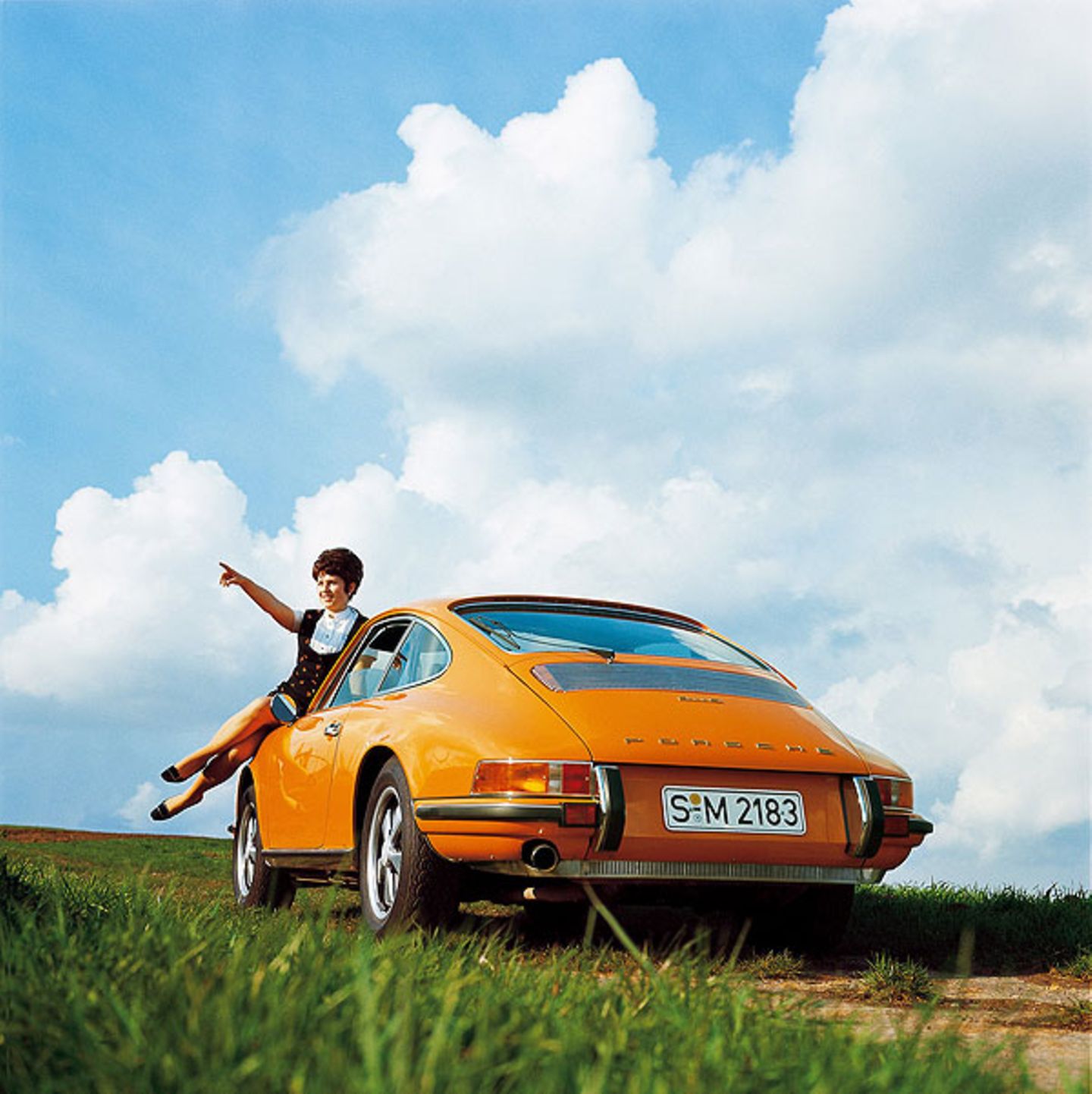 Der Porsche 911 hat die Dame im Dirndl überzeugt.