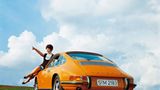 Der Porsche 911 hat die Dame im Dirndl überzeugt.