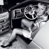 Die Säume der Miniröcke steigen in den Siebzigern proportional zu der Anzahl der PS. Für die 190 PS des Maserati Quattroporte von 1974 dürfen sie noch etwas nach oben rutschen.