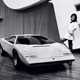 Um neben dem Lamborghini Countach 400 von 1971 aufzufallen, braucht es schon solide Stiefel.