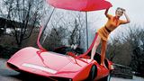 Juliane und der Abarth 2000 von 1970. Obwohl draußen Minusgrade herrschen, hüpft sie im Minikleid auf ihm herum. 250 PS können so eine Karosserie ganz schön aufheizen!