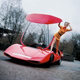 Juliane und der Abarth 2000 von 1970. Obwohl draußen Minusgrade herrschen, hüpft sie im Minikleid auf ihm herum. 250 PS können so eine Karosserie ganz schön aufheizen!