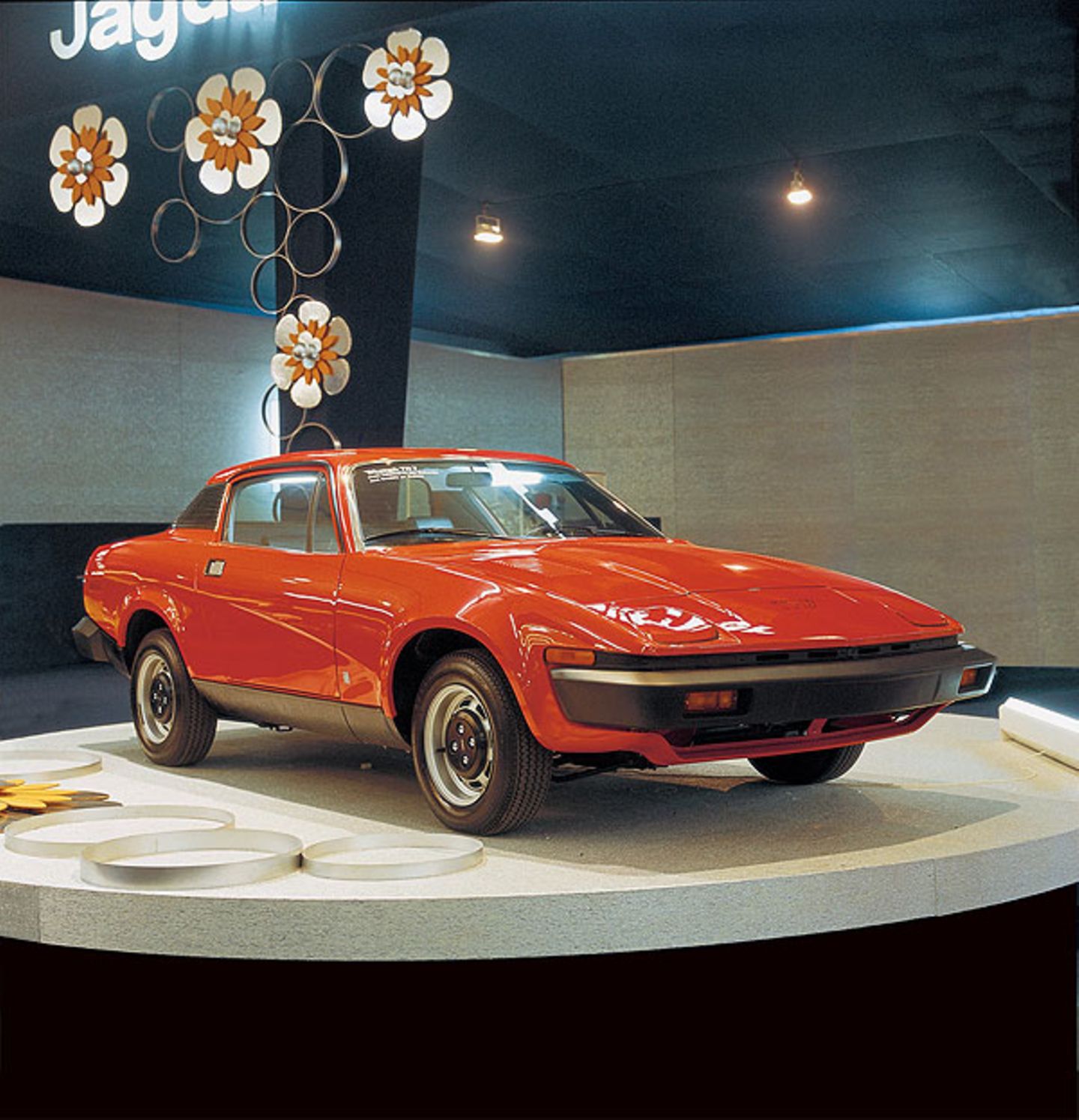 Da fehlt doch was? Ohne Damen ist es irgendwie langweiliger! Der Triumph TR7 Coupe von 1975 muss sich mit der Blümchendekoration zufrieden geben.