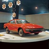Da fehlt doch was? Ohne Damen ist es irgendwie langweiliger! Der Triumph TR7 Coupe von 1975 muss sich mit der Blümchendekoration zufrieden geben.