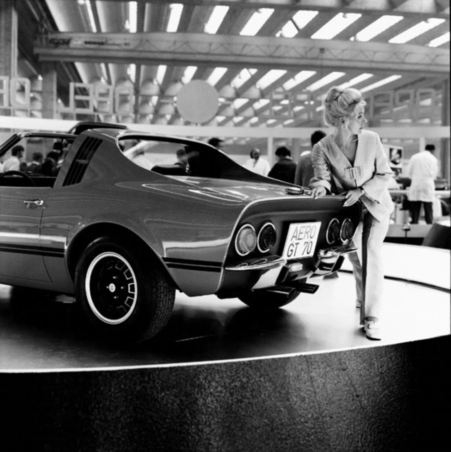 Der Opel Aero aus dem Jahre 1969 im aktuellen Unterwasser- Raumschiffdesign. Die Dame im Astronautenanzug scheint mit der "Orion" eingeschwebt zu sein.