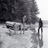 Was sucht der Taucher in dem Tümpel? Und wie wollen Schäferhund, Taucher und Dame nach dem Tauchgang in den VW Porsche 914 passen?