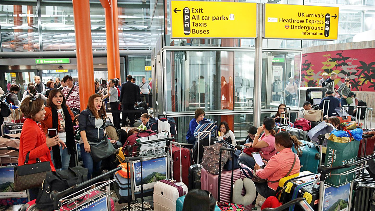 Passagiere mit viel Gepäck: im Terminal 5 des Flughafens London-Heathrow.