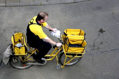 Postbote auf einem Fahrrad