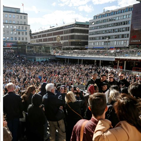 Gedenken in Stockholmer Innenstadt: Avicii: So rührend erinnern sich schwedische Fans an den weltbekannten DJ