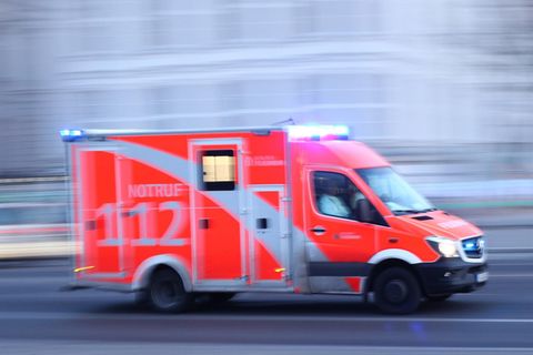 Ein Notarztwagen im Einsatz (Symbolbild)