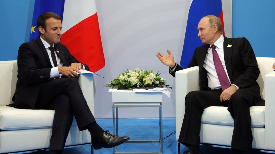 Emmanuel Macron attackiert Wladimir Putin: "Er ist besessen von einer Einmischung in unsere Demokratien"