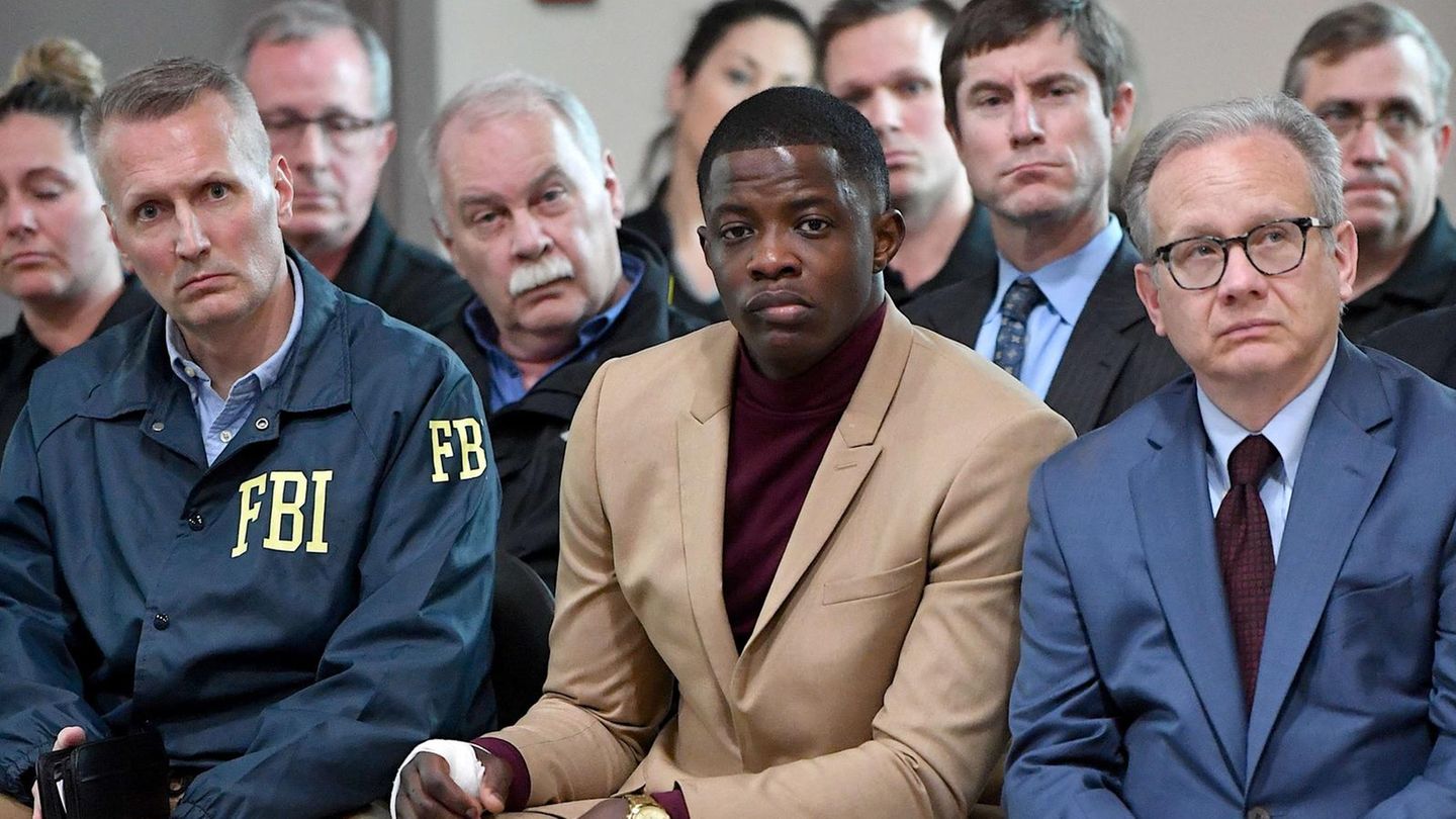 James Shaw, Jr. (m.), der den Schützen von Nashville stoppte, sitzt bei einer Pressekonferenz. FBI Special Agent Matthew Espenshade (l.) und der Bürgermeister von Nashville, David Briley (r.) sitzen neben ihm.  