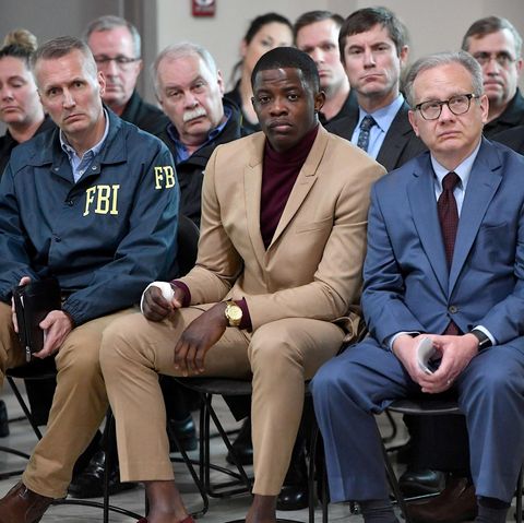 James Shaw, Jr. (m.), der den Schützen von Nashville stoppte, sitzt bei einer Pressekonferenz. FBI Special Agent Matthew Espenshade (l.) und der Bürgermeister von Nashville, David Briley (r.) sitzen neben ihm.  