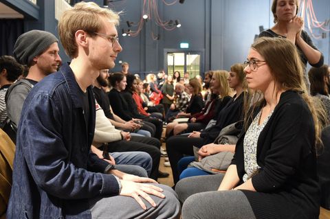 Joko-Reporter Daniel Sippel beim "Eye Contact Experiment" in Berlin.