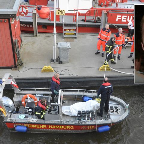 Hamburg: Eine Leiche wird von einem Boot der Feuerwehr Hamburg auf einen Steg im Hafen getragen