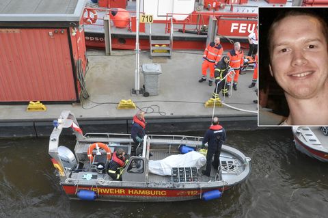 Hamburg: Eine Leiche wird von einem Boot der Feuerwehr Hamburg auf einen Steg im Hafen getragen