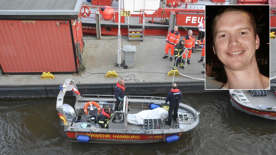 Hamburg: Eine Leiche wird von einem Boot der Feuerwehr Hamburg auf einen Steg im Hafen getragen